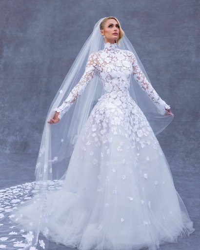 Jej suknia ślubna została zaprojektowana i uszyta na specjalne zamówienie przez dom mody Oscar de la Renta.