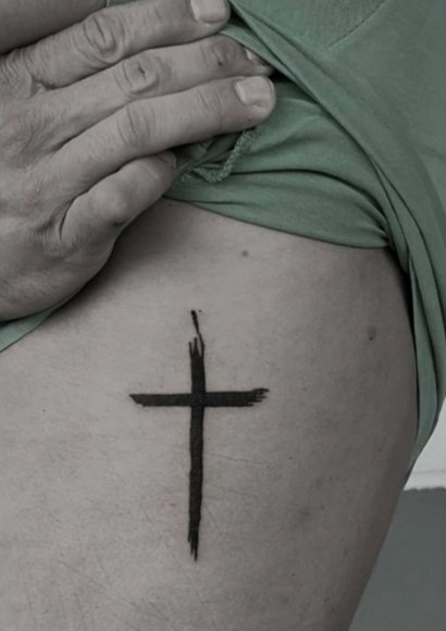 Tatuaż z motywem krzyża?