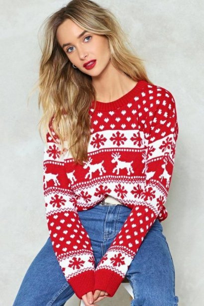 Jedną z klasycznych propozycji na Mikołajki w domowym zaciszu z najbliższymi są świąteczne swetry.