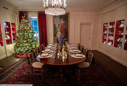 Widać różnicę między tym, jak Biały Dom wyglądał w okresie świąt w czasie panowania Donalda Trumpa, a jak prezentuje się dziś. Więcej w nim koloru i tradycyjnego spojrzenia na dekoracje.