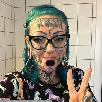 35-letnia mama wytatuowała sobie prawie całe ciało! Łącznie ma ponad 400 tatuaży i kolczyków!