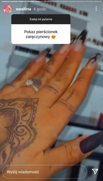 Fani poprosili celebrytkę, by pokazała im swój pierścionek zaręczynowy, a ona spełniła ich życzenie.