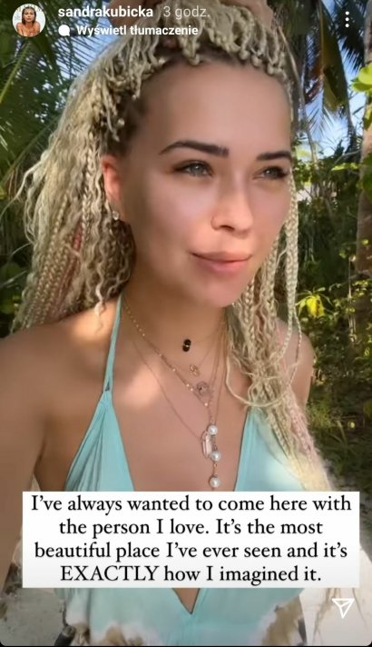 27-latka nagrała relację prosto z wyspy, do której pozowała również w białym bikini.