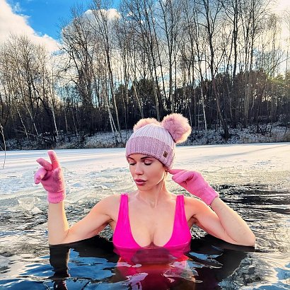 37-latka zamieściła na Instagramie bardzo kuszące zdjęcie, na którym odziana w różowy jednoczęściowy kostium kąpielowy i różową czapkę jest zanurzona w jeziorku!