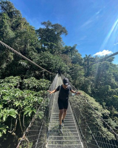 37-latka aktywnie dokumentuje na Instagramie swoją bajeczną podróż i wstawia zdjęcia pięknych widoków i zazielenionych terenów, z których słynie Kostaryka.