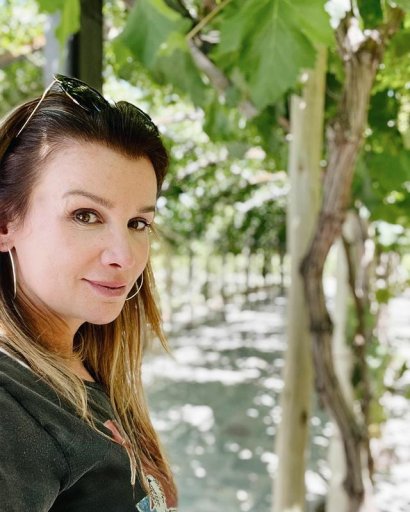 Wesoła blondynka o włosach do ramion nie przypomina Natalii.