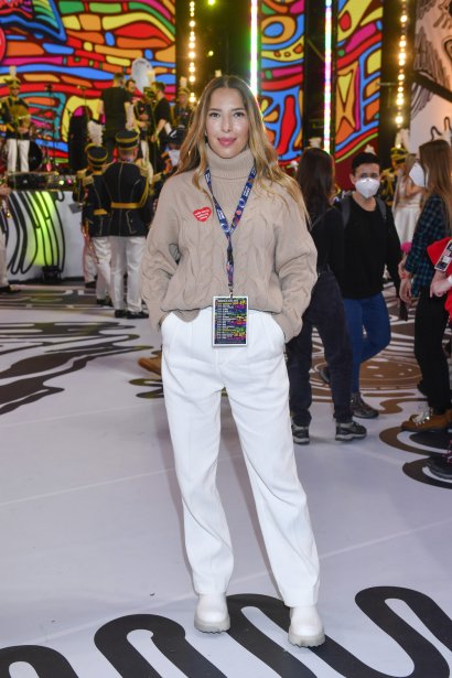 Ewa Chodakowska założyła beżowy sweter i białe spodnie.