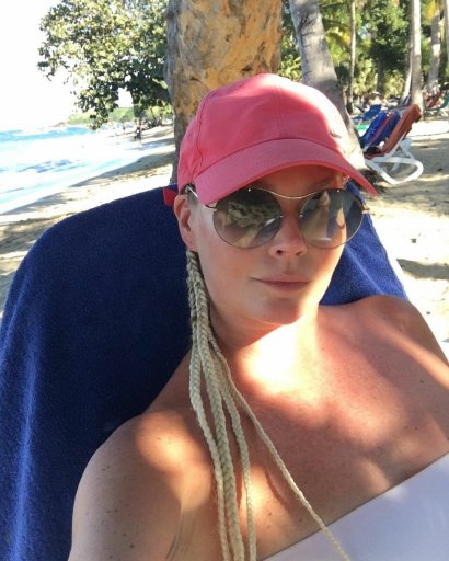 46-latka na wakacje zrobiła wyjątek i zaplotła włosy w blond warkoczyki!