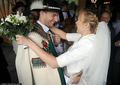 Do ślubu Pan Młody szedł w tradycyjnym góralskim stroju.
