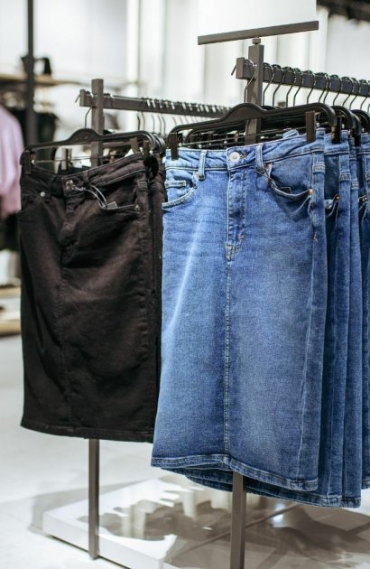 Spódnica jeansowa to klasyk, który warto mieć w swojej szafie. Podpowiadamy, z czym ją nosić, żeby wyglądać bosko!
