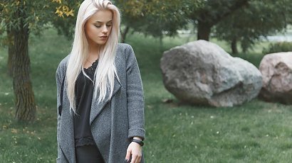 Blondynka w szarym kardiganie i czarnej tunice