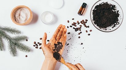 Peeling kawowy można stosować również na dłoniach