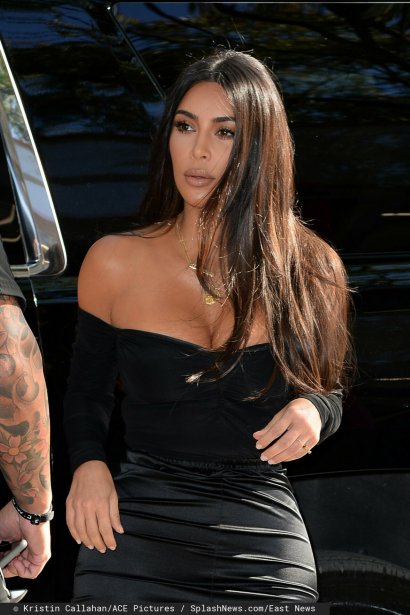Kim Kardashian w czarnej, welurowej bluzce z głęboko wyciętym dekoltem carmen wyglądała bardzo seksownie i niezwykle kobieco! Do tej stylizacji dobrała skórzaną, dopasowaną spódnicę z wysokim stanem, delikatną biżuterię i rozpuszczone włosy zarzucone na bok.