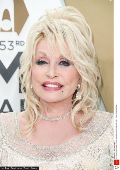 Nie da się ukryć, że Dolly Parton zawsze wzbudzała ogromne emocje, a każde jej pojawienie się na czerwonym dywanie było sporym wydarzeniem.