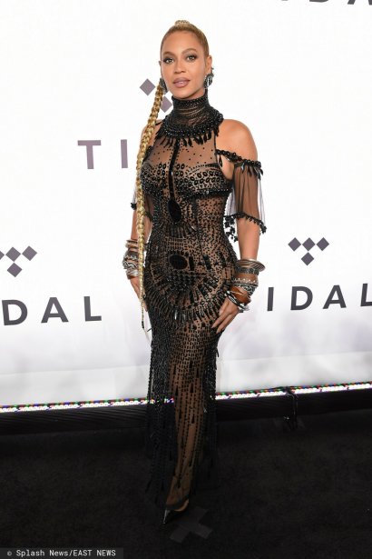 Beyonce postawiła na czarną, dopasowaną sukienkę z golfem i odkrytymi ramionami. Ten trick skutecznie zrównoważył proporcje!