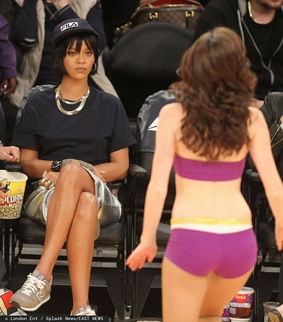 Rihanna we fryzurze czarny bob z grzywką w roku 2013 na meczu Lakersów