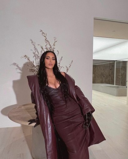 Kim Kardashian w obcisłych, srebrnych legginsach na otwarciu sklepu! Zobaczcie w naszej galerii tę szałową stylizację i porównajcie, która z sióstr wygląda lepiej: Kim czy Khloe?