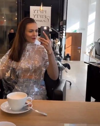Zaczęło się od tego, że wrzuciła na InstaStories filmik, na którym widzimy ją na fotelu, tuż przed farbowaniem. Z uśmiechem na ustach przyznała: