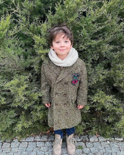 Enzo w nonszalanckim, dwurzędowym płaszczu pozował na tle drzew. Był bardzo stylowy!