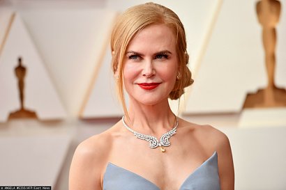 Doklejane rzęsy na pasku oraz intensywna czerwień na ustach, to główne punkty makijażu posągowej Nicole Kidman.