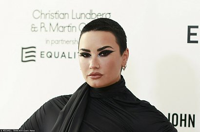 Zobacz w jakich makijażach pokazały się tego wieczoru gwiazdy - tutaj czarny, graficzny makijaż oczu Demi Lovato. Oskary 2022.