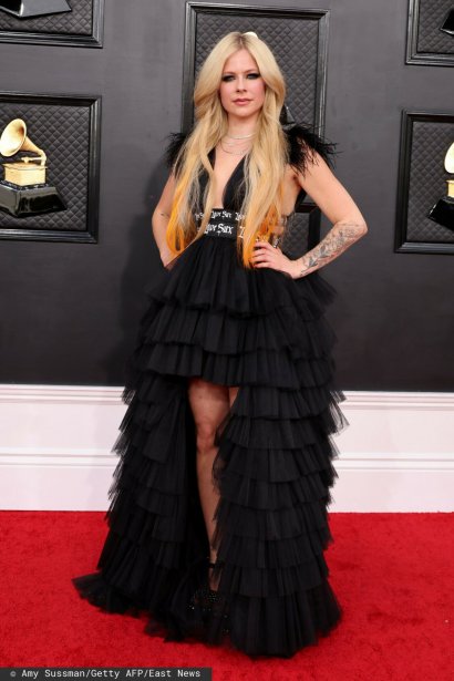 Najgorzej: Avril Lavigne miała na sobie czarną sukienkę z licznymi falbankami dłuższą z tyłu i krótszą z przodu. Do niej do dobrała buty na platformie i z ćwiekami. Wyglądała w niej jak gotycka księżniczka, ale to niestety nie jest komplement.