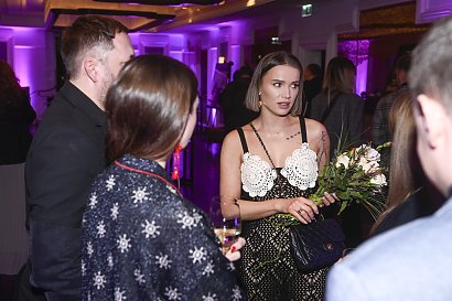 Julia Kuczyńska zaskoczyła stylizacją, bo w odróżnieniu od innych gwiazd, postawiła na sukienkę z sieciówki - Zary!