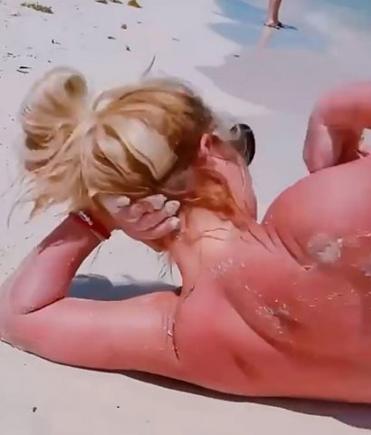 Gwiazda popu najpierw dodała filmik, na którym wije się na plaży. Mocne zbliżenia na pośladki i ciało były dość niepokojące, ale nie wyglądało to źle - wesoła kobieta w letnim bikini pozuje na plaży.