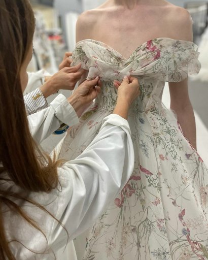 Brak pomysłu na oryginalną alternatywę dla klasycznej sukni ślubnej? Zainspiruj się naszymi pomysłami i wybierz nieszablonową kreację!