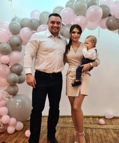 Przepiękna brunetka o długich włosach wyglądała zjawiskowo w kremowej, krótkiej sukience, która podkreślała jej idealną figurę.