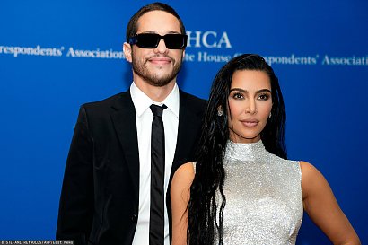28-latek wybrał klasyczny, czarny garnitur, do którego dość przewrotnie dobrał trampki i okulary przeciwsłoneczne.