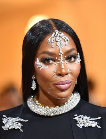 Zobacz różnorodne fryzury i makijaże gwiazd na MET Gala 2022. Tutaj - Naomi Campbell zaprezentowała makijaż biżuteryjny układający się w efektowną kompozycję.