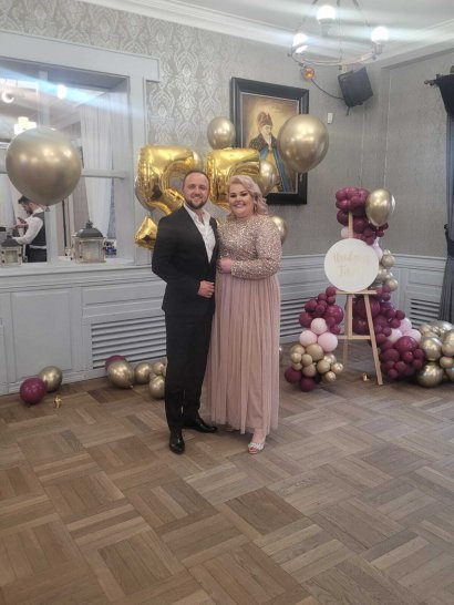 Na przyjęciu urodzinowym wokalista Mateusz Mijał powitał mamę Kinga Zawodnik bukietem 55 róż, a później...