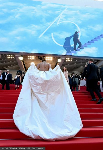 41-letnia Alessandra Ambrosio w sukni ledwo zakrywającej piersi! Zobaczcie, jak się ubrała do Cannes!