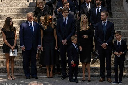 Co ciekawe, na pogrzeb przybył także syn byłego prezydenta i jego ostatniej żony. Barron Trump z reguły nie pojawia się publicznie, ale w takiej sytuacji nie mogło go zabraknąć.