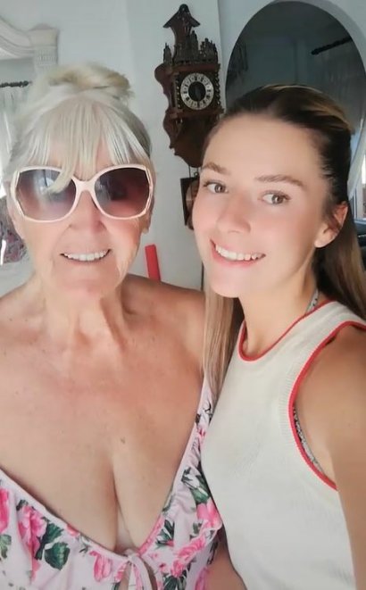 Joan uwielbia chodzić na plażę ze swoją wnuczką, Lydią