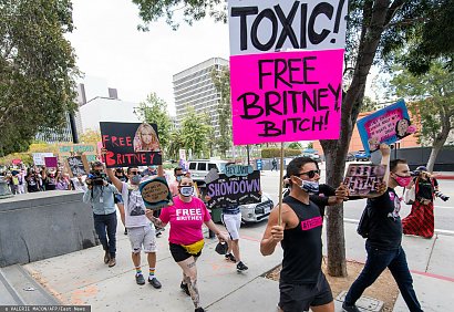 Po odzyskaniu wolności z pomocą fanów po 13 latach kurateli ojca, Britney Spears wyjawia kolejne rewelacje dotyczące jej życia rodzinnego