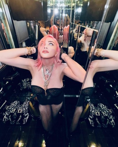 Wyglądająca jak 20-latka Madonna wije się w gorsecie przy czarnym sedesie. Damska wersja Benjamina Buttona? Zobacz galerię!
