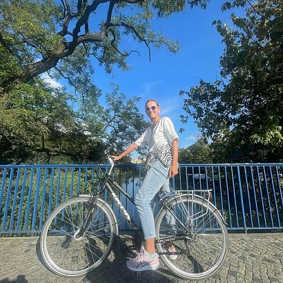 Kilka dni temu aktorka zwiedzała Wrocław na rowerze... I zachwycała stylizacją oraz...