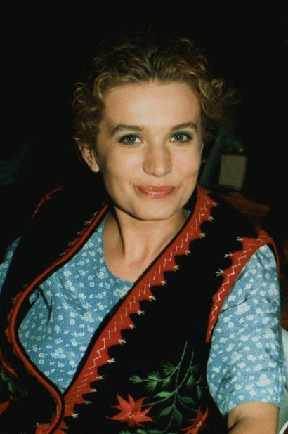 Rodząca się w międzyczasie miłość do aktorstwa, zaprowadziła ją na Państwową Wyższą Szkołę Teatralną w Warszawie, której dyplom otrzymała w 1988 roku.
