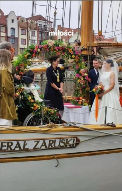 Ślubu nowożeńcom udzieliła prezydent Gdańska - Aleksandra Dulkiewicz.