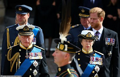 Wojskowe mundury założyli: Król Karol III, księżniczka królewska Anna, książę Edward - czwarte 
oraz książę William.