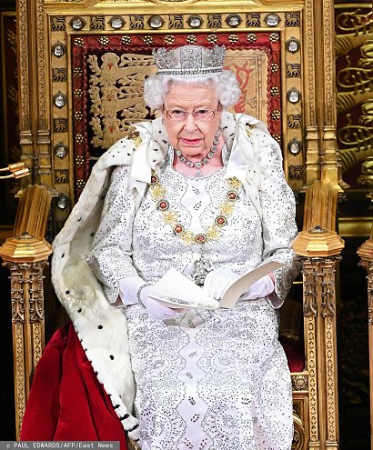 W jakim stroju została pochowana Królowa Elżbieta II? Eksperci są przekonani, że nie zabrakło ulubionych dodatków monarchini