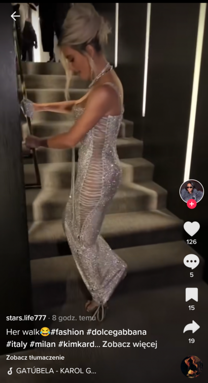 Kim Kardashian stara się pokonać schody. W zbyt wąskiej sukience nie jest to łatwe zadanie!