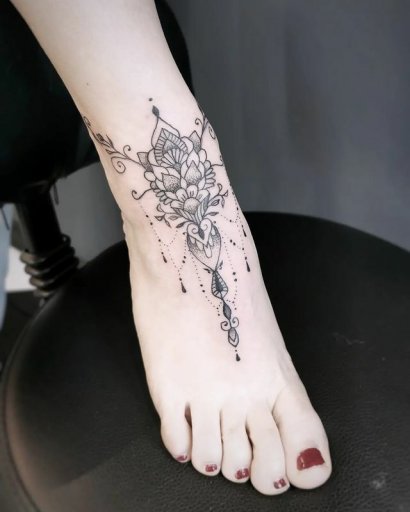 Zobacz tatuaż na stopie!