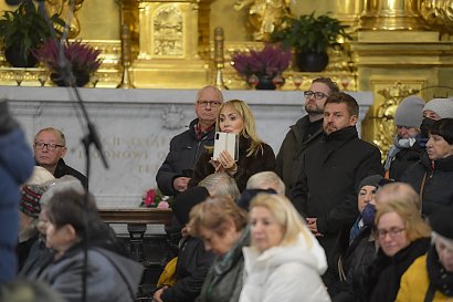 Ksiądz wspomniał o tym, że Jerzy Połomski był osobą wierzącą praktykującą i co niedziela przychodził do kościoła na Krakowskim Przedmieściu, gdzie zasiadał w piątej ławce.