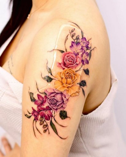 Tatuaż róża - kobieca, piękna i legendarna. Zobacz najpiękniejsze projekty!