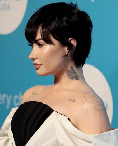 Demi Lovato nosi tatuaże...