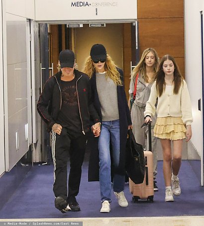 Aktorka przyleciała z córkami, a Keith Urban przyjechał po nie na lotnisko.