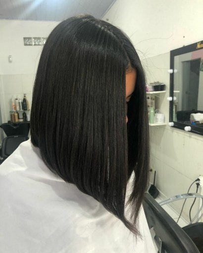 Doskonały przykład połączenia kilku trendów - odwrócony long bob na prostych włosach w super modnej koloryzacji głęboka czerń.